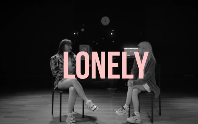 Sau 8 năm, bản hit Lonely (2NE1) đã được 'hồi sinh' trong ngày tái ngộ của Park Bom và Dara Ảnh 2