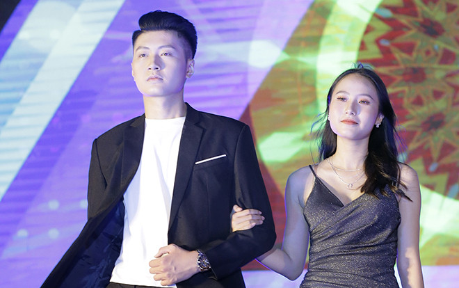 Dàn 'cực phẩm' ĐH Luật hội tụ, 'đu đưa' hết mình trong đêm nhạc chào đón tân sinh viên Ảnh 2