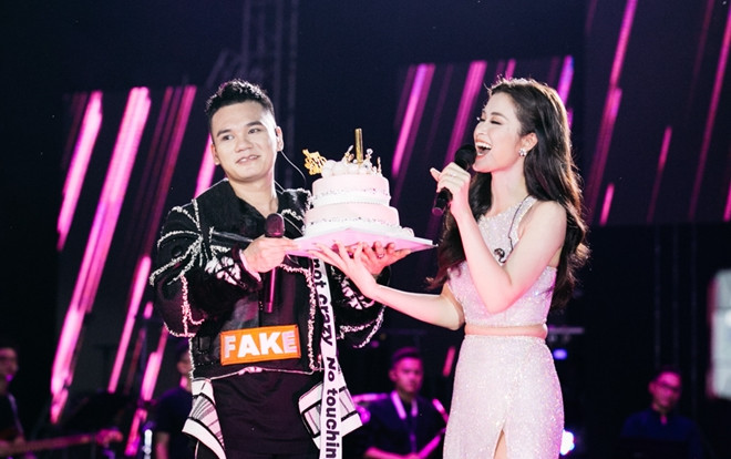 Clip: Khắc Việt bất ngờ tặng bánh sinh nhật cho Đông Nhi ngay trên sân khấu kỷ niệm 10 năm ca hát Ảnh 2