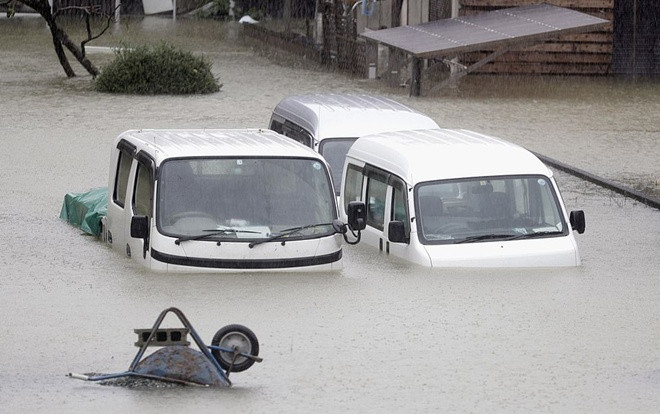 Đường phố chìm trong biển nước, cây cối đổ rạp khi siêu bão Hagibis tấn công Nhật Bản Ảnh 2