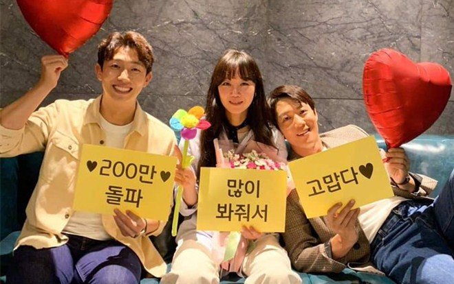 Phim ‘Joker’ thống trị phòng vé Hàn Quốc tuần thứ 2 liên tiếp - Phim ‘Ngọt ngào điên dại’ của Gong Hyo Jin vượt mốc 2 triệu khán giả Ảnh 2