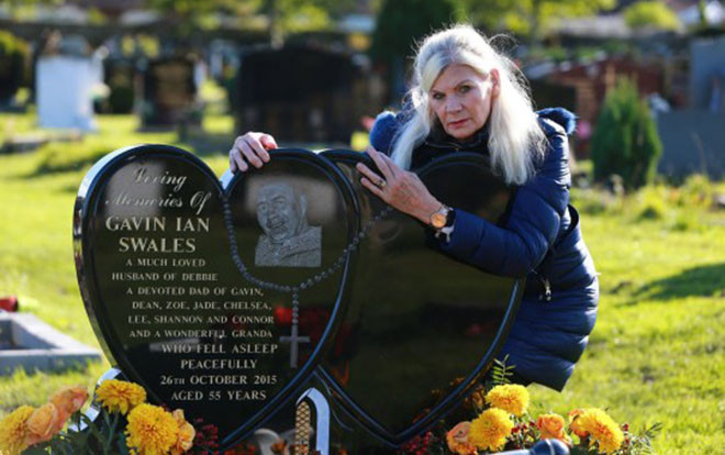 Thi thể chồng rơi ra khỏi quan tài vì sự cố hi hữu, góa phụ bị sang chấn tâm lý 4 năm trời Ảnh 2