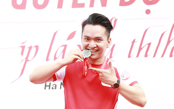 MC Hạnh Phúc quên cả 'lấy vợ', sốt 40 độ vẫn lội ruộng mò cua bắt ốc vì tâm huyết công việc Ảnh 2