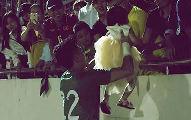 Cận cảnh thủ môn Bùi Tiến Dũng bế em nhỏ gây sốt ở sân Thống Nhất Ảnh 2