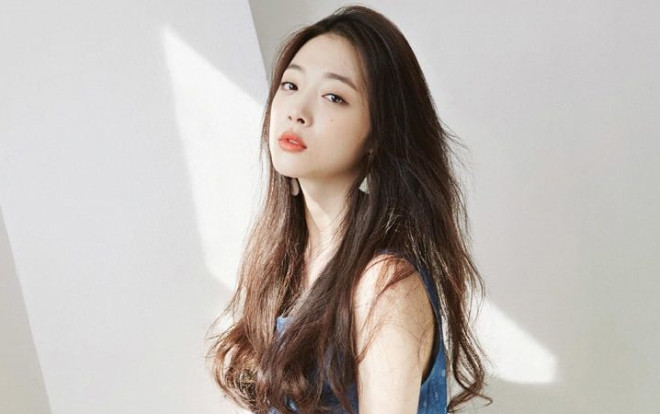 Phong cách thời trang ngọt ngào và nổi loạn của 'nữ thần sắc đẹp' Sulli f(x) Ảnh 2