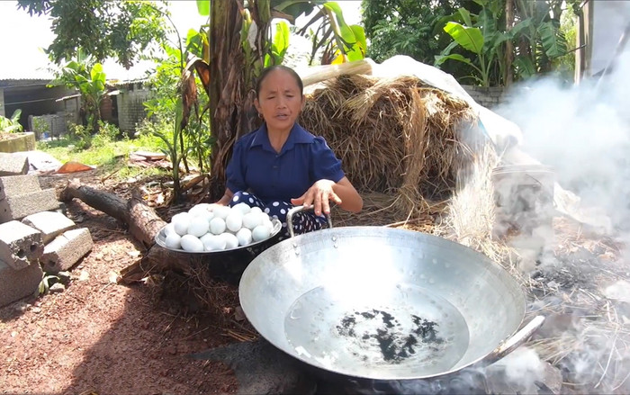 Bà Tân Vlog lại gây tranh cãi khi làm combo cháo yến 'siêu to' kèm trứng vịt lộn Ảnh 2