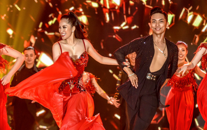 Vợ chồng Khánh Thi khiêu vũ đắm đuối bên nhau trên sân khấu Ảnh 2