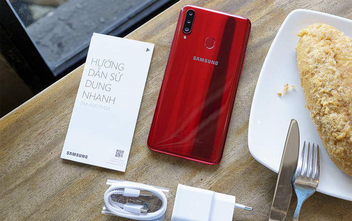 Mở hộp Galaxy A20s: Mặt lưng bóng bẩy, 3 camera sau kèm sạc nhanh 15W Ảnh 2