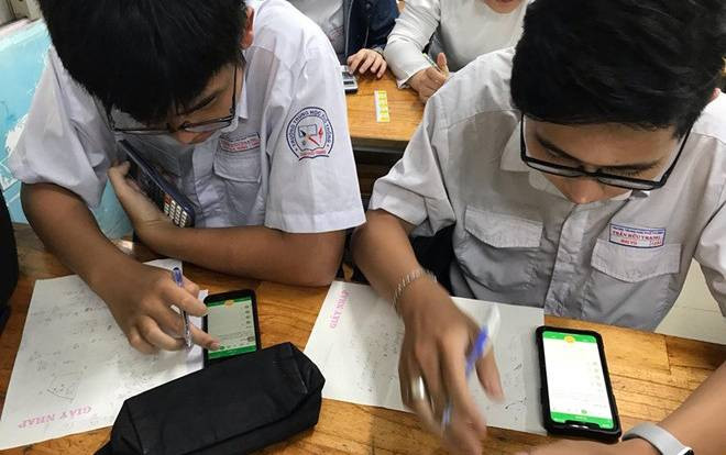 Học sinh TP.HCM làm bài thi trên…điện thoại di động, kết quả kiểm tra tự động gửi về cho phụ huynh Ảnh 2