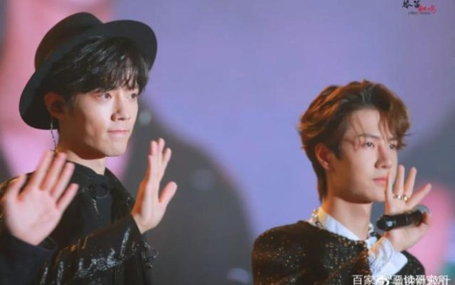 Fan Tiêu Chiến yêu cầu lời giải thích hợp lí từ công ty Tân Bái vì chữ ký in sẵn trong album Ảnh 2