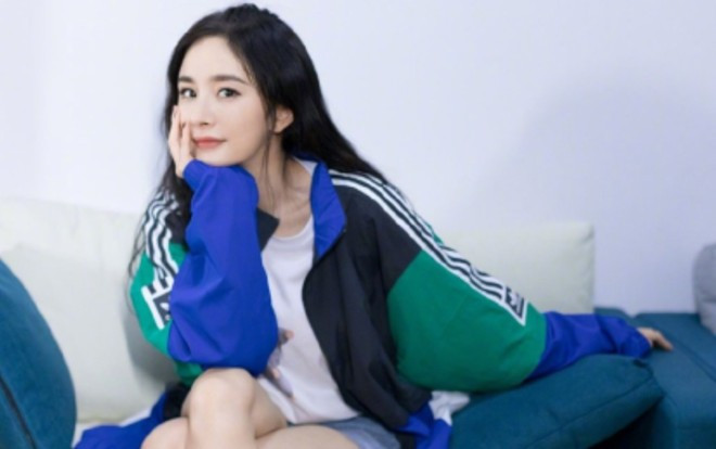 Dương Mịch khoe đôi chân dài miên man, nhan sắc thanh xuân không giống 'mẹ một con' Ảnh 2