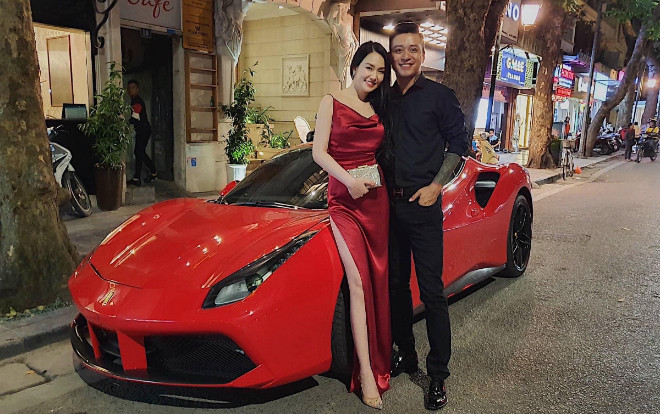 Vợ chồng Tuấn Hưng chụp hình tình cảm bên siêu xe 16 tỷ Ảnh 2