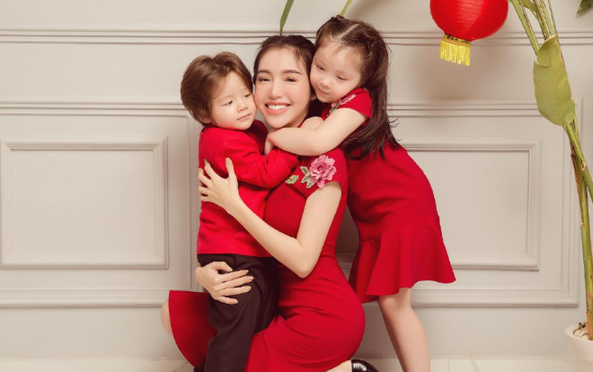 Bà mẹ của 'hai thiên thần' Elly Trần tiết lộ lý do luôn né tránh hôn con trong 5 năm qua Ảnh 2