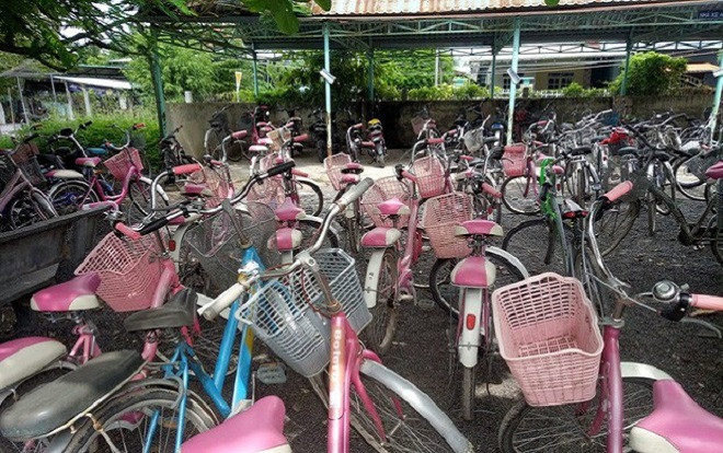 Háo hức khi trống ra về vang lên, nữ sinh ngao ngán bước đến nhà xe: Một dàn xe giống nhau còn xếp cùng chỗ, biết xe nào là của mình! Ảnh 2