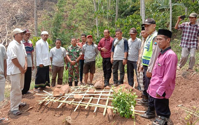 Nhớ thương người mẹ đã khuất, nam thanh niên đào mộ mang thi thể về nhà Ảnh 2