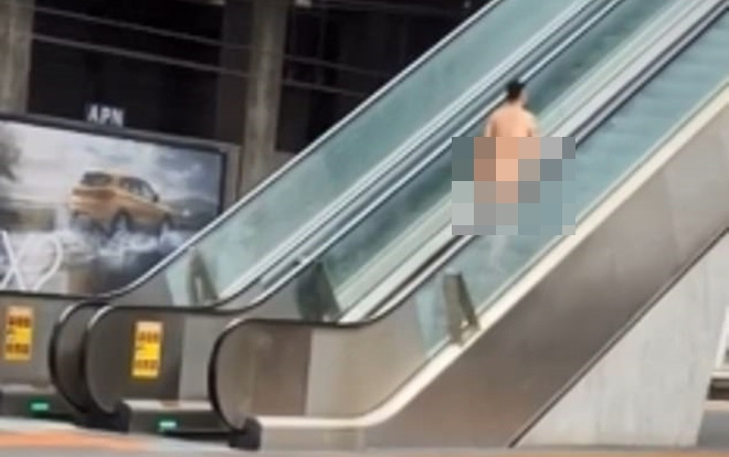 Người đàn ông khỏa thân lững thững đi bộ trong nhà ga đông đúc Ảnh 2