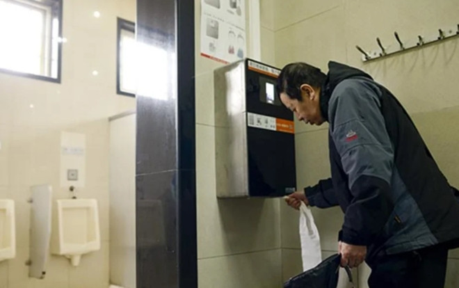 Toilet công cộng ở thành phố này sẽ tự báo động nếu ngồi quá 15 phút Ảnh 2