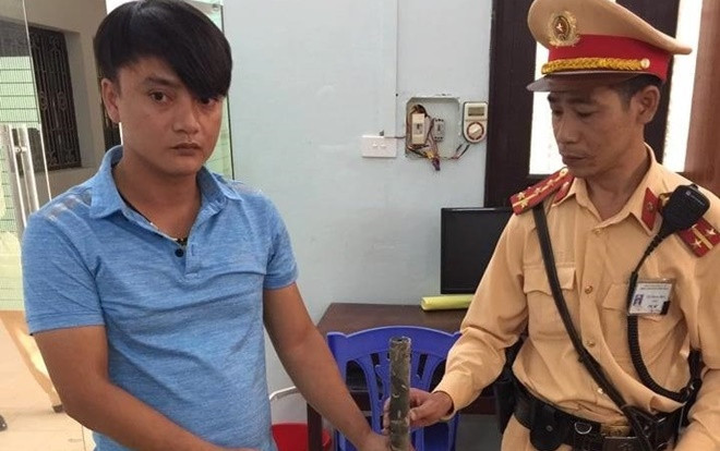 Nam thanh niên ngang nhiên vác súng bắn tỉa đi trên đường phố Hà Nội Ảnh 2