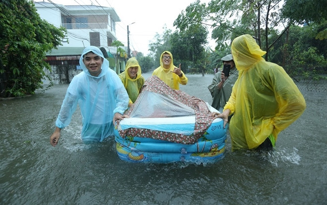 Nước bao quanh mọi ngả đường, nhà trai dùng phao chở sính lễ quyết đón dâu về nhà Ảnh 2