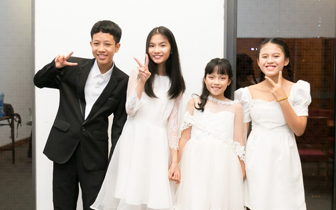 Đức Khôi hóa hoàng tử bên 3 nàng công chúa Bảo Hân - Linh Đan - Hồng Thúy tại đêm nhạc ý nghĩa Ảnh 2