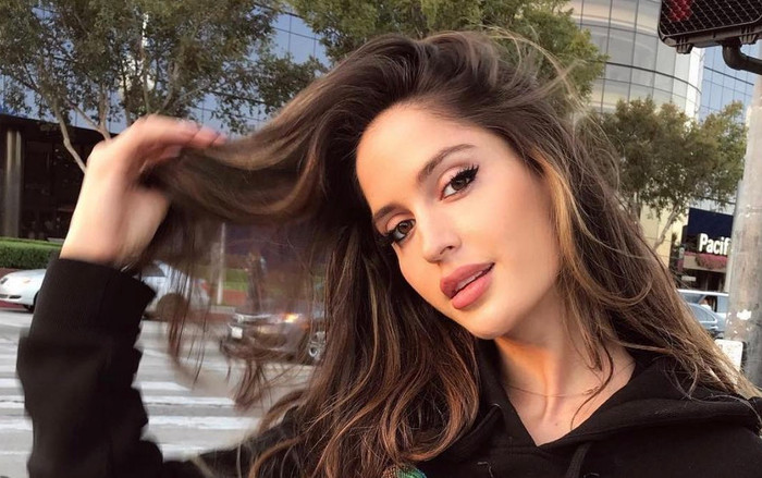 Vẻ đẹp mê hồn của người mẫu vừa chính thức công khai hẹn hò với Neymar Ảnh 2