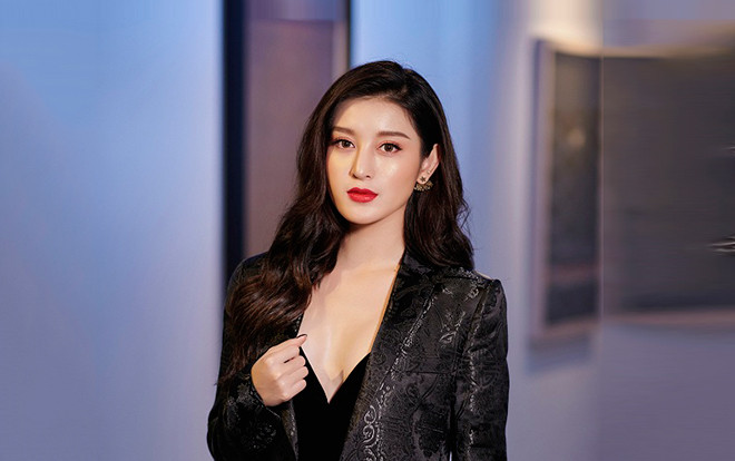 Á hậu Huyền My lấp ló ngực đầy, gợi ý mặc đẹp nhân ngày 20/10 Ảnh 2