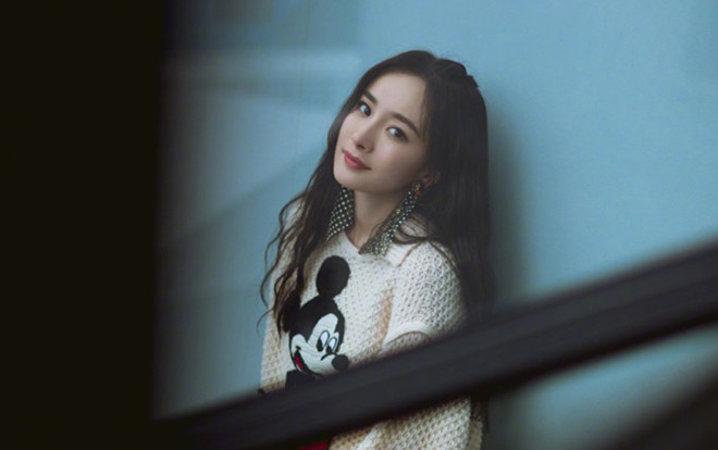 Dương Mịch nhận cơn mưa lời khen khi 'cưa sừng làm nghé' với style xì-tin Ảnh 2