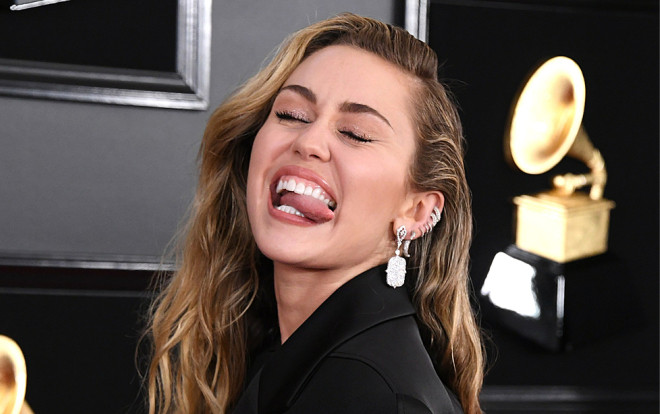 Hậu chia tay, Miley Cyrus chẳng thèm 'đếm xỉa' đến chuyện tình cảm của chồng cũ Ảnh 2