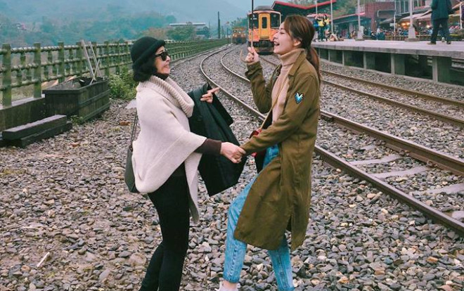 Chi Pu được mẹ dạy 2 động tác để giảm béo khiến ai cũng bật cười Ảnh 2