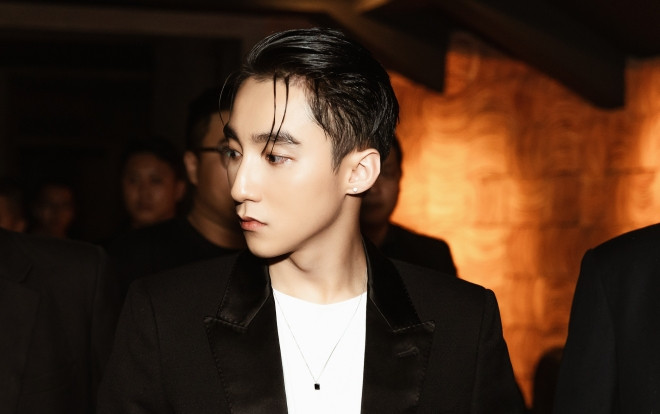 Khán giả 'thót tim' khi Sơn Tùng M-TP trượt chân, suýt 'vồ ếch' tại màn live Hãy trao cho anh Ảnh 2