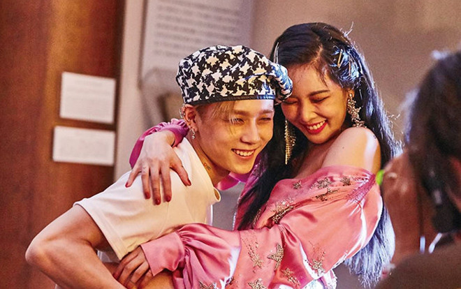 Màn đối đầu ngọt ngào nhất của Kpop: Cặp đôi HyunA và E'Dawn ra mắt sản phẩm cùng ngày! Ảnh 2