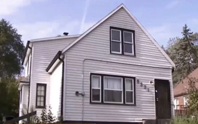 Bà mẹ nát rượu bỏ mặc 6 đứa con thơ trong căn nhà hôi thối, không có thức ăn và nước Ảnh 2