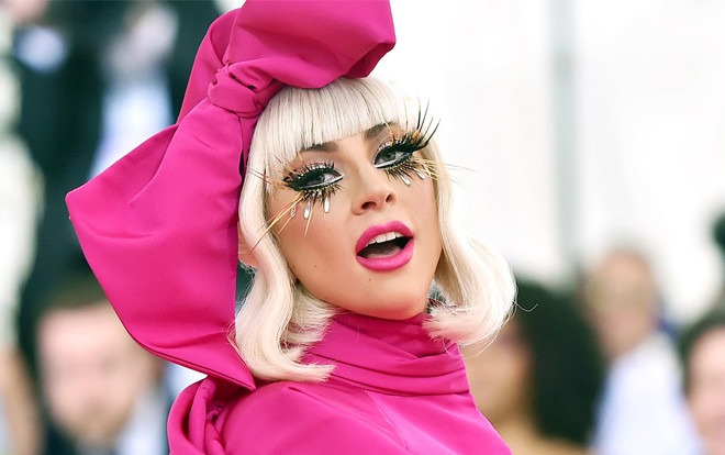 Clip: 'Mẹ Quái Vật' Lady Gaga nhận phải cú ngã lộn nhào đau điếng trên sân khấu Ảnh 2