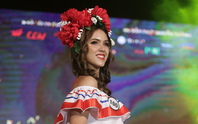 Ngắm nhìn nhan sắc đậm chất phương Tây của nữ sinh Cuba trên sân khấu Hoa khôi ĐH Hà Nội Ảnh 2