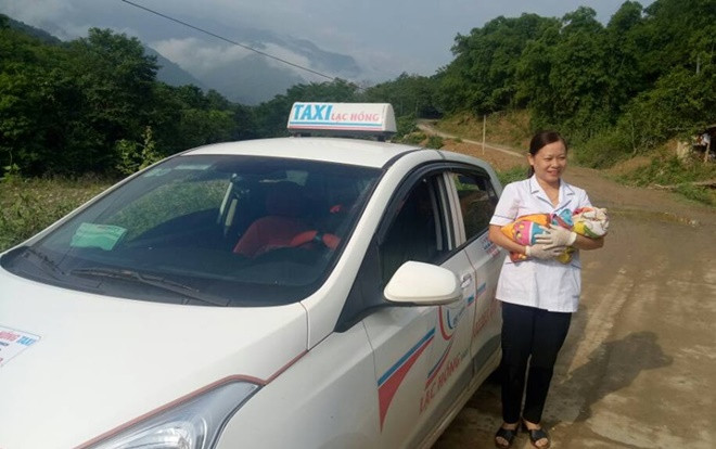 Nghệ An: Sản phụ trải nilon vượt cạn ngay bên vệ đường Ảnh 2