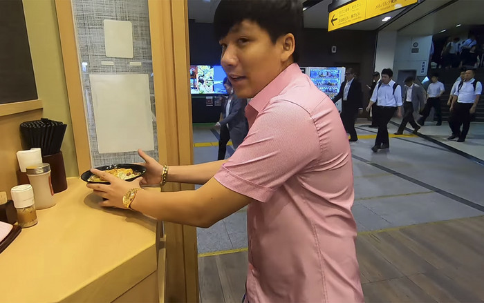 Hết đi du lịch sang chảnh ở Dubai, Khoa Pug lại chi 'sương sương' 55 triệu để review Nhật Bản Ảnh 2