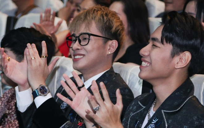 1001 cảm xúc đêm nhạc 20/10 của K-ICM & Jack: Ngồi cổ vũ tiền bối, fan vây kín lúc nửa đêm và nhiều khoảnh khắc khó quên Ảnh 2