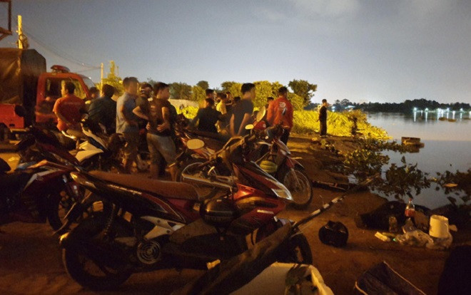 Người đàn ông bất ngờ nhảy cầu tự tử sau khi gửi giấy tờ cho tài xế xe ôm nhờ đưa về cho người thân Ảnh 2