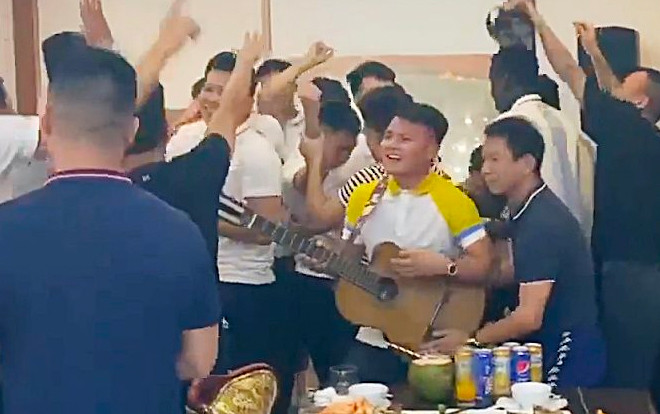 Nhân ngày 20/10, Quang Hải đánh ghi-ta, quẩy tưng bừng với bản hit Sóng gió Ảnh 2