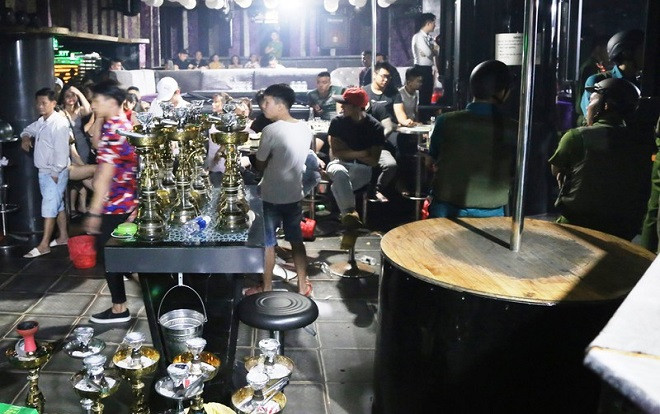 Đột nhập quán bar ở Đà Nẵng, phát hiện hơn 100 'nam thanh nữ tú' dương tính với ma túy Ảnh 2