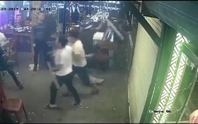 Nhóm côn đồ xông vào đập phá nhà hàng ở Đà Nẵng, hàng trăm thực khách hoảng sợ bỏ chạy Ảnh 2