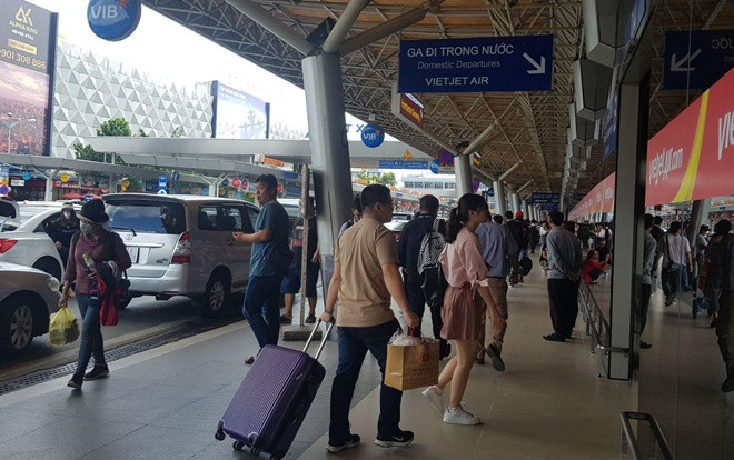 Phát hiện nhân viên sân bay trộm đồ hiệu ngay tại điểm soi chiếu an ninh Ảnh 2