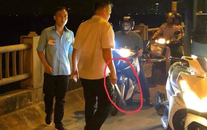 Tạm đình chỉ việc làm tài xế cùng phụ xe buýt cầm tuýp sắt đuổi đánh người vì bị nhắc nhở đi đúng làn Ảnh 2