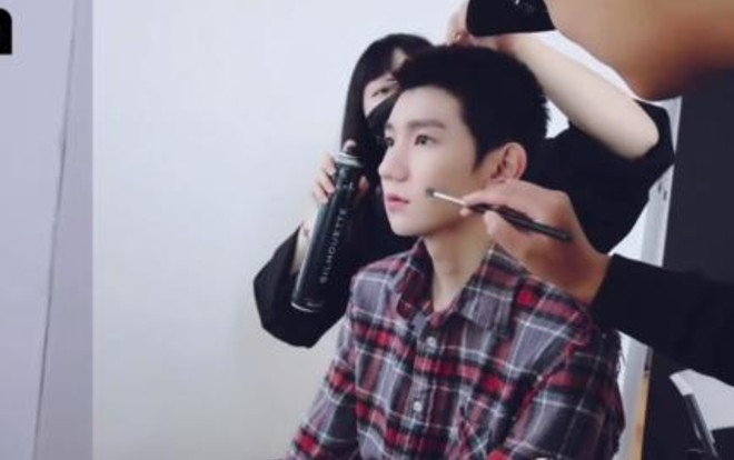 Hình ảnh Vương Nguyên make-up trong hậu trường làm việc ở Boston khiến fan đỡ nhớ nhung Ảnh 2