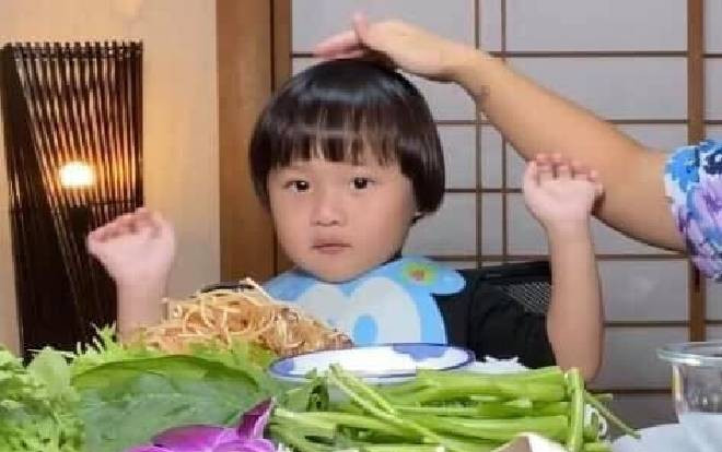 Bé Sa khiến cộng đồng mạng phát cuồng ra sao trước khi Quỳnh Trần không cho con tiếp tục xuất hiện trên YouTube? Ảnh 2