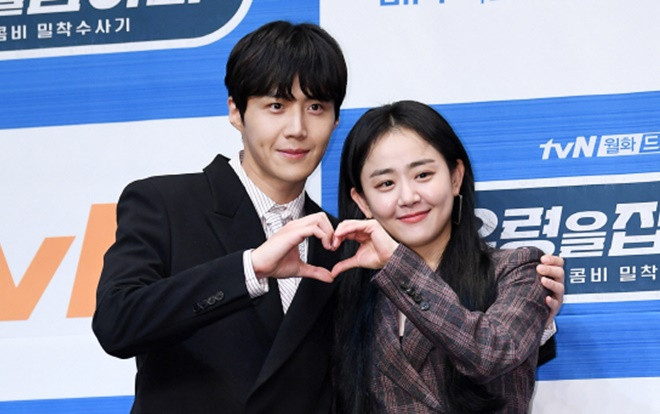 Sau khi hoãn lịch vì tang lễ Sulli, Moon Geun Young - Kim Sun Ho đẹp đôi tại họp báo 'Catch The Ghost' Ảnh 2