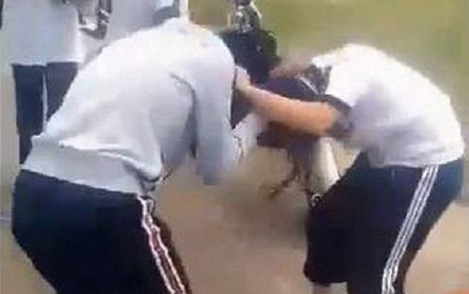 2 nữ sinh đánh nhau dữ dội giữa đường sau xích mích trên Facebook, nhóm học sinh chứng kiến hô hào cổ vũ gây bức xúc Ảnh 2