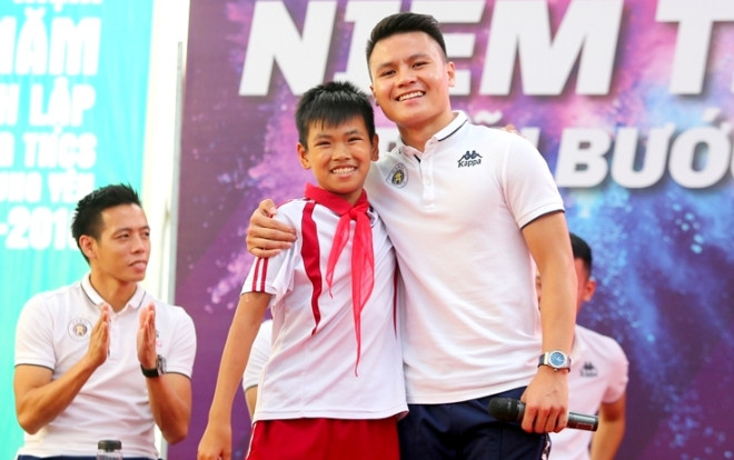 Sau vụ ôm đàn 'quẩy' bản hit Sóng gió, Quang Hải làm điều bất ngờ Ảnh 2