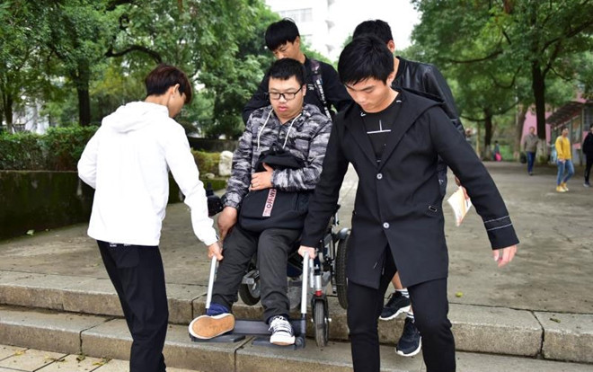 Nhóm nam sinh thay nhau cõng bạn khuyết tật tới lớp mỗi ngày gây xúc động Ảnh 2