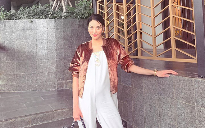 Lan Khuê mặc jumpsuit lộ bụng bầu tròn xoe cực kì đáng yêu Ảnh 2